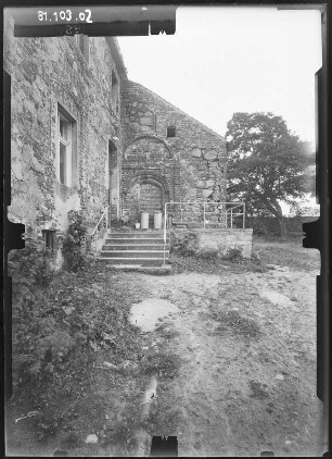 Badingen (Zehdenick-Badingen), Dorfstraße 46. Festes Haus (Erweiterung M. 16. Jh.). Seitenansicht mit Aufgang