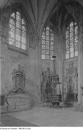 Brandenburg. Pfarrkirche St. Katharinen (1401/1434), Inneres, Marienkapelle an der Nordseite nach Nordosten mit Grabmalen und Bronzetaufe (1440)