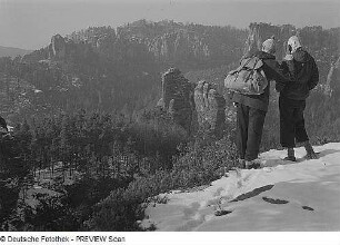 Sächsische Schweiz, Rathener Gebiet. Blick vom Honigsteinmassiv nach Südwest zum Talwächter und Basteimassiv