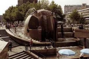 Berlin: Neuer "Klops" Brunnen vor dem Europa-Center