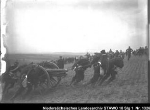 Manöver des 10. Armee-Korps (Oberfläche der Platte am linken Rand geschädigt) Enthält: Soldaten ziehen ein Geschütz eine Anhöhe hinauf, im Hintergrund: Zuschauer