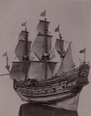 Schiffsmodell: Dreimaster mit doppeltem Kanonendeck : Schiffsmodell, Zweidecker, 1600