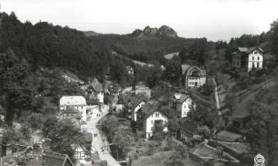 Rathen-Niederrathen. Ortsteilansicht. Blick über die Waltersdorfer Straße nach Osten zum Gamrig