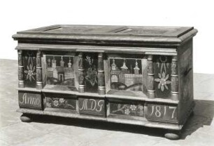 Deckeltruhe mit Balusterstab-Gliederung. Kiefernholz, Kaseinmalerei