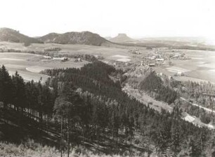 Sächsische Schweiz. Blick vom Kohlbornstein auf Kleinhennersdorf, Kleinhennersdorfer Stein und Lilienstein