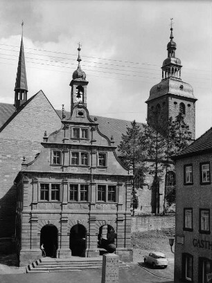 Buchen (Odenwald), Marktstraße. Rathaus (1719-1723). Ansicht mit Turm der Stadtpfarrkirche Sankt Oswald