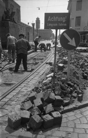 Anhebung der Schienenstränge am Rondellplatz für die neuen Großraumwagen der Karlsruher Straßenbahn.