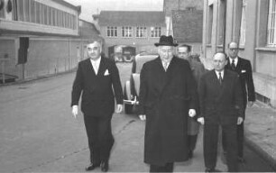 Lörrach: Herr Stössel geleitet ihn zum Eingang