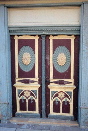 Detail voriges Bild: zweiflüglige, verzierte und bemalte Eingangstür