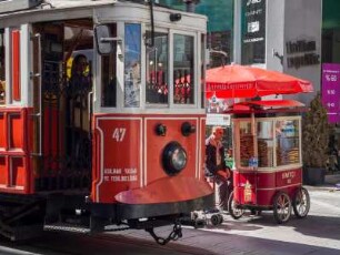 Türkei. Istanbul. Istiklal Caddesi. Bekannte Einkaufsstrasse. Alte Strassenbahn