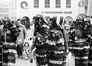 Freiburg: Maskentreiben auf dem Münsterplatz [Krüzsteinschreck, Narrenzunft Oberried]