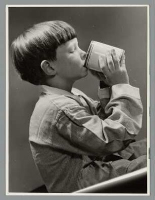 Portrait eines Jungen aus einer Tasse trinkend