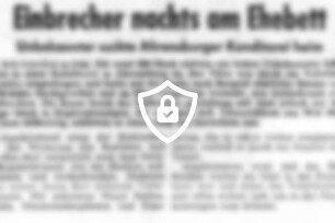 Einbrecher nachts am Ehebett