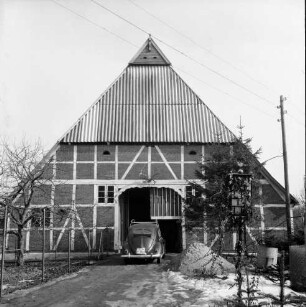 Kirchenstraße 15: Fachwerkbauernhaus von Walther Jeppsson: Giebelseite mit Tor, davor VW-Käfer