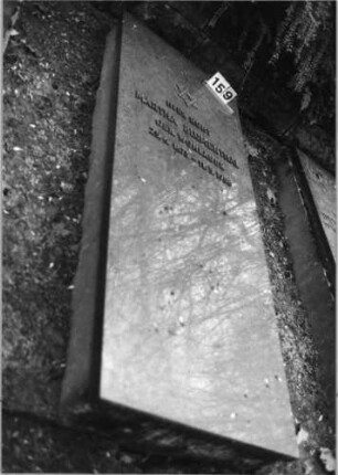 Grabstein 159 (Index: 100091488) Material: Granit, Metallbuchstaben Zustand: gut Maße HxBxT: 200x80x40 cm Beschreibung: Grabplatte auf erhöhter Grabeinfassung, aufgesetzte Lettern: Grabstein 159