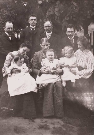 Drei Generationen der Familie Helas : Familie Helas, August und Wilhelmine Helas mit Sohn Max und Schwiegertochter Ida (rechts) sowie Tochter Frida und Schwiegersohn Oswald Langrock (links) mit ihren Kindern
