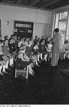 Schule, u.a. Dresden, 7. Mittelschule: Kunstunterricht, Linolschnitt - 1. POS Dr. Kurt Fischer, Marienallee 5, 1. Projekt zum Neubau - 38. Mittelschule (ab 1971 38. POS Alfred Thiele) in Dresden-Naußlitz, Pausensport - 41. Grundschule, Dresden-Mickten, Fahrrad - Neubau Fetscherstraße - 65. Grundschule, Dresden-Kleinzschachwitz, Schülerlabor - 33. Mittelschule (ab 1985 33. POS Anna Seghers), Neubau, errichtet 1958-59 - Deutsches Hygiene-Museum Dresden - Schülerkonzert - Abschlußprüfung Chemie - EOS Pestalozzi, Kunstunterricht - Lehrer hilft bei Hausaufgaben, etc., Juni - Dezember 1959