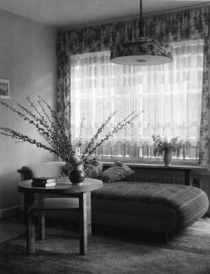 Interieurs. Ecke eines Wohnzimmers mit rundem Tisch und Recamier in dem Wohnhaus der Familie Bosper in Gerlingen