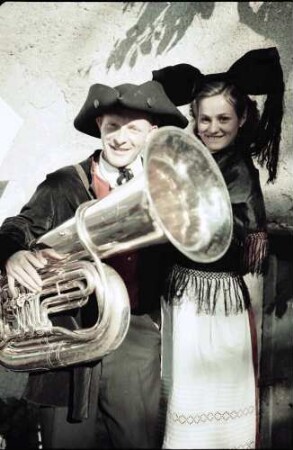 Freiburg: Markgräfler Tracht; Trägerin Frau Brandel mit Hebel-Musiker