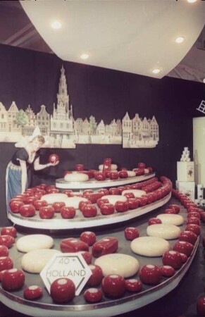 Blick auf einen Messestand mit holländischem Käse auf der Mustermesse in Leipzig (1954)
