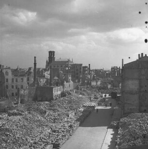 Dresden nach der Bombardierung vom 13./14. Februar 1945. Stadtteilansicht mit Trümmerlandschaft und Kirchenruine. Links daneben Turm der Kreuzkirche