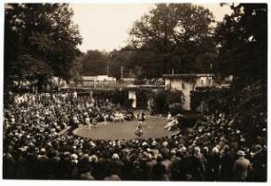 Ausstellungsgarten Jubiläums-Gartenbau-Ausstellung 1926, Dresden: Aufführung im Parktheater