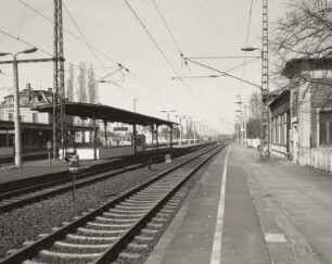 Bahnhof Radebeul West. Blick über Gleise und Bahnsteige