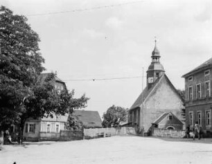 Dorfplatz mit Dorfkirche Lichtenhain