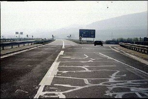 Einfahrt in Kreisel Nordwest (AK Hegau Richtung Singen) von Nebenfahrbahn Nord (AK Hegau Richtung Schaffhausen)