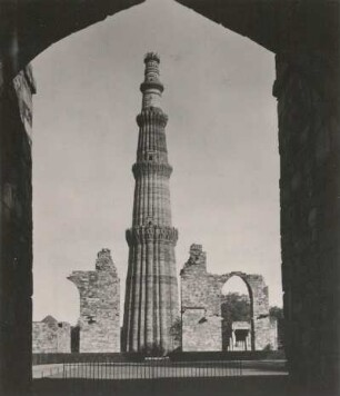 Delhi, Indien. Sieges- und Wachturm sowie Minarett Qutb Minar (begonnen 12./13. Jahrhundert; seit 1993 Weltkulturerbe der UNESCO). Ansicht mit Besuchern auf der Aussichtsplattform