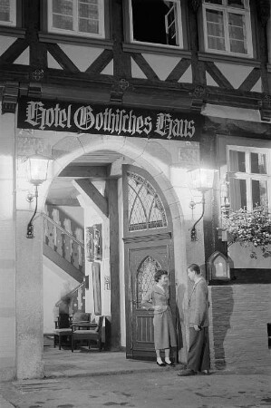 Ansicht des Eingangsportals des Hotels "Gothisches Haus" bei Nacht