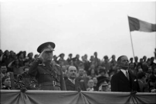 Bukarest: 1. Staatsjugendtag, Marschall Antonescu auf Tribüne