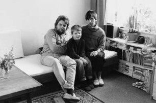 Familie R. (Schriftsteller, Lehrerin) in ihrer Wohnung