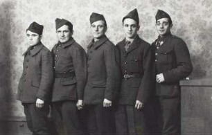 Fünf kriegsgefangene Franzosen, die in der Roßweiner Maschinenfabrik "Romag" dienstverpflichtet waren