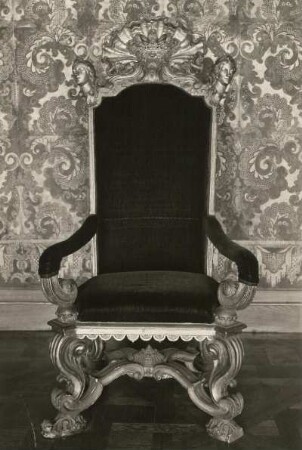 Thomae, Johann Benjamin (?). Thronsessel. Linde, geschnitzt, blattvergoldet, gepunzt, poliert, Samt; 190 x 75 x 63 cm. 1718/1719. Dresden: Staatliche Kunstsammlungen, Kunstgewerbemuseum 37610