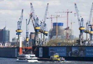 Blick auf den Hamburger Hafen. Elbe, Blohm+Voss Werft, Hafencity, HTC, Baustelle Elb-Philharmonie. 04.2010