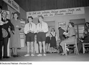 Szene des Theaterstücks "Spiel ins Leben" im Theater der Jungen Welt