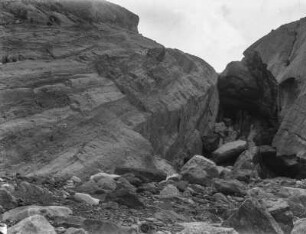 Felsen : Ein Felsen mit einer Abruchkante im Tian Shan Hochgebirge