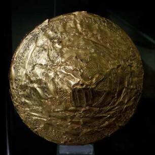 Athen. Archäologisches Nationalmuseum 6444. Goldumkleidung des (zerstörten) Griffknaufs eines Bronzeschwertes. Königsgrab von Skípelos, 15. Jh. v. Chr