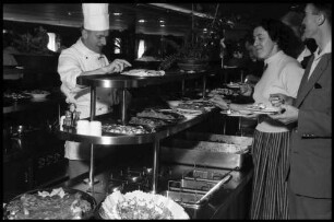Grossenbrode: Gäste am Buffet [auf der Fähre]
