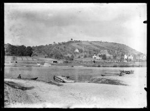 Mainfähre am Anleger in Wertheim mit Blick auf Kreuzwertheim