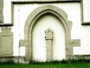 Langhaus (Neubau Jahr 1519) Traufseite Nord-Vermauertes Portal mit profiliertem Gewände sowie eingestellter Grabsäule (18 Jh) in Übersicht
