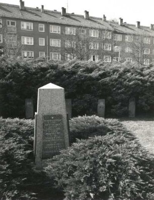 Sowjetisches Ehrenmal für Gefallene des 2. Weltkrieges : Sowjetisches Ehrenmal für Gefallene des 2. Weltkrieges. Stein (nach 1945). Gedenksteine. Bad Muskau, Parkstraße