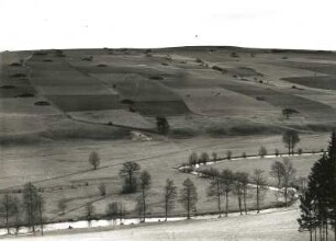Erzgebirge. Gebirgstal mit kahlen Hängen und Lesesteinhaufen