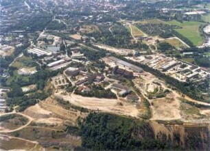 Freiberg. Himmelfahrter Revier mit David-Richtschacht und Erzwäsche gegen das Stadtzentrum. Luftbild-Schrägaufnahme von Ostnordost