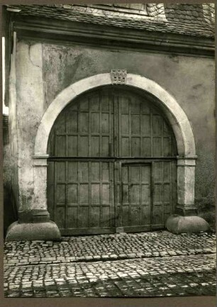 Hauptstr. 21, Tor mit Scheitelstein, "Drei Einigkeit" 3 Köpfe