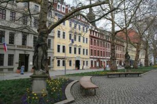 Dresden-Neustadt. Hauptstraße. Teilansicht des Mittelstreifens mit Grünanlage und barocken Figuren (1767/1800) aus dem Zwinger