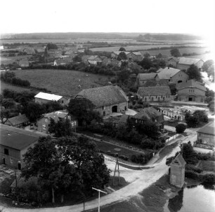 Hof von Familie Suhl (Poststraße 2): Luftbild: im Vordergrund rechts ein Teich