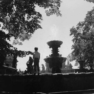 Dresden-Altstadt. Zwinger (1709-1728; M. D. Pöppelmann, B. Permoser). Nymphenbad. Brunnen über der Kaskade auf dem Wall mit auf dem Beckenrand laufendem Jungen