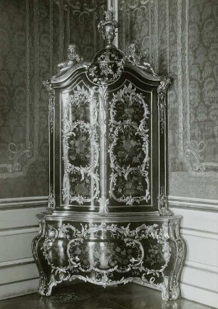 Eckschrank, Marketerie